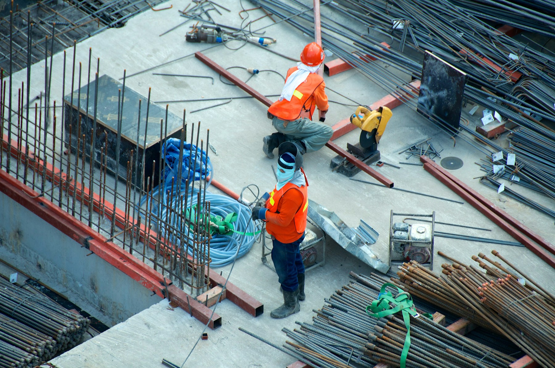 Zwei Bauarbeiter arbeiten an der Bewehrung einer Baustelle